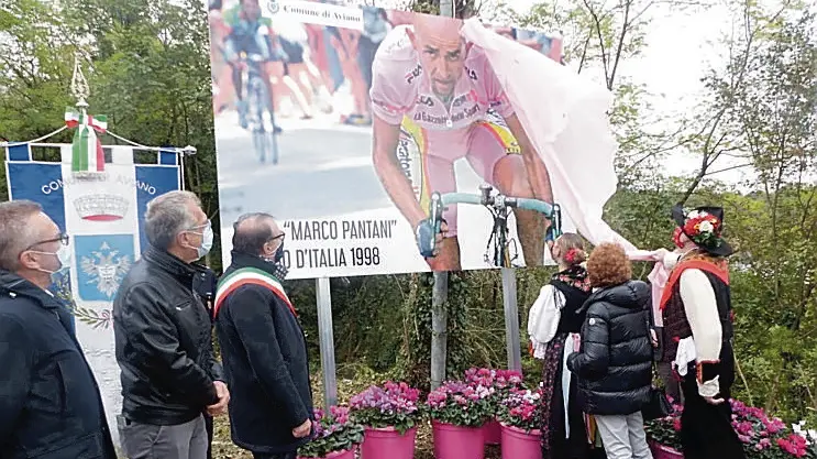 La cermonia di dedica della strada per Piancavallo a Marco Pantani