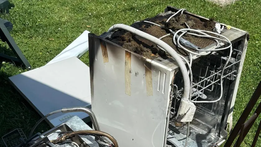La lavastoviglie che ha preso fuoco