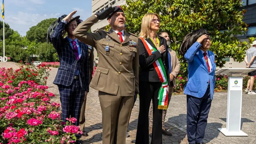L’alzabandiera che ha aperto ufficialmente gli eventi a Lignano