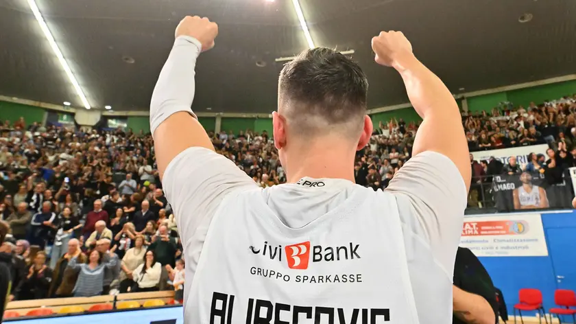 Mirza Alibegovic sembra salutare il PalaCarnera (fotoPetrussi)