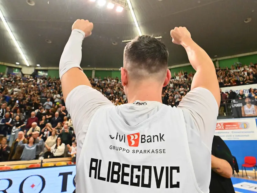 Mirza Alibegovic sembra salutare il PalaCarnera (fotoPetrussi)