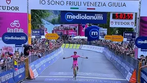 L'arrivo a braccia alzate di Jonas Vingegaard sul traguardo di Piancavallo