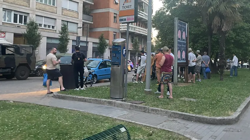L'intervento delle forze dell'ordine in viale Leopardi, dove è scoppiata la lite