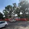 L'area con gli stalli gialli parzialmente occupata dal cantiere