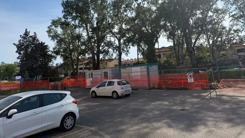 L'area con gli stalli gialli parzialmente occupata dal cantiere