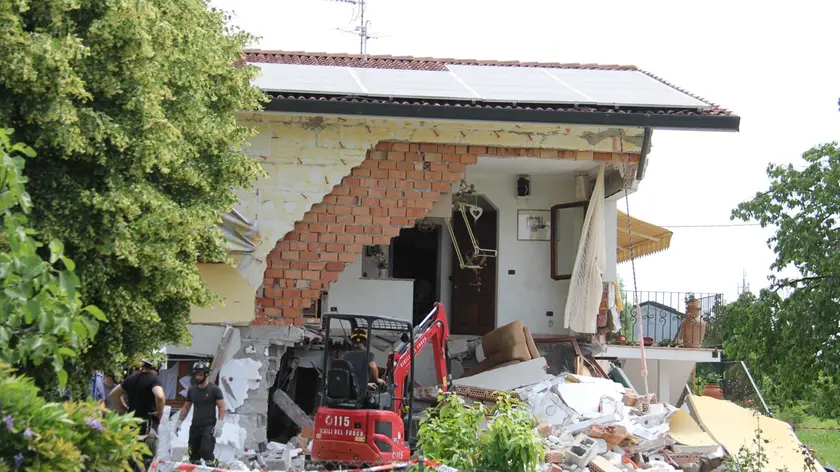 La casa sventrata dopo l'esplosione della bombola