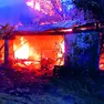 Le fiamme che hanno devastato la struttura disabitata a Camporosso