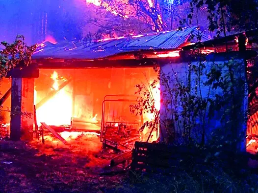 Le fiamme che hanno devastato la struttura disabitata a Camporosso