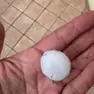 Un chicco di grandine fotografato da un residente a Casarsa