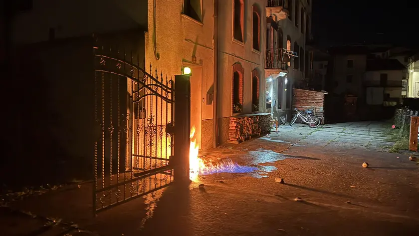Le fiamme davanti all'abitazione a Enego