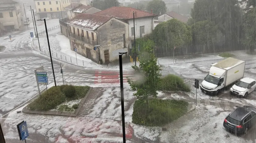 Borgomeduna (Pordenone) con le strade imbiancate dalla grandinata (foto pagina Facebook di Ewa Volpones)