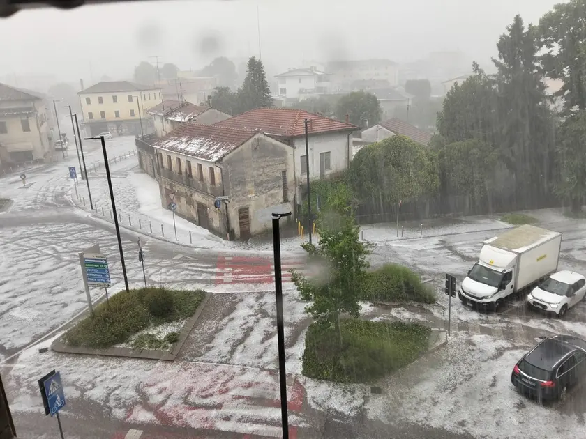 Borgomeduna (Pordenone) con le strade imbiancate dalla grandinata (foto pagina Facebook di Ewa Volpones)