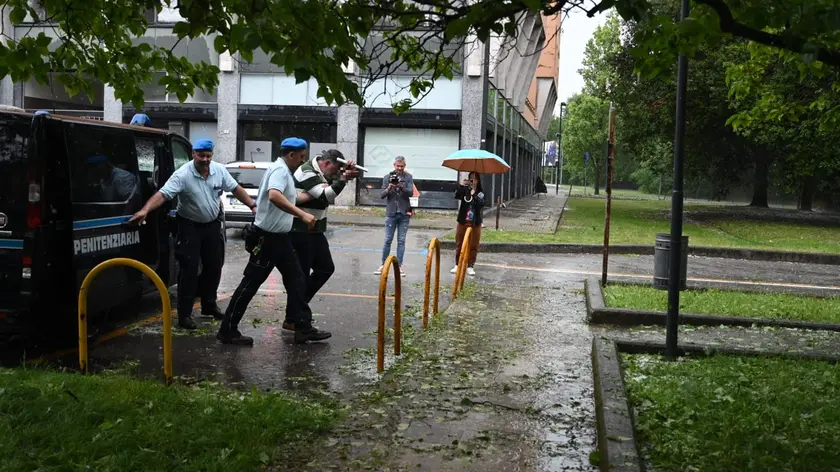 L'arrivo in tribunale a Pordenone di Fabrizio Barberini, scortato dalla polizia penitenziaria