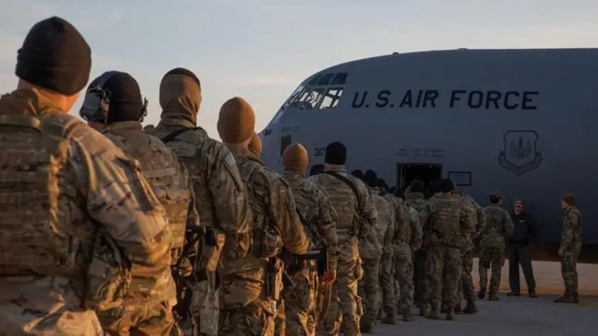 I soldati del 173rd Airborne Brigade in partenza da Aviano Air Base verso la Lettonia, per sostenere gli alleati della Nato, 28 febbraio 2022. Ne dà notizia la Base di Aviano (Pordenone) attraverso i propri canali social. "Sono arrivati lì - si legge su Facebook - con l'aiuto del 724th Air Mobility Squadron e altri elementi di supporto all'interno del 31st Fighter Wing qui. #StrongerTogether #WeAreNATO". ANSA / Sgt. Meleesa E Gutierrez - Southern European Task Force Afr +++ATTENZIONE LA FOTO NON PUO' ESSERE PUBBLICATA O RIPRODOTTA SENZA L'AUTORIZZAZIONE DELLA FONTE DI ORIGINE CUI SI RINVIA+++ +++NO SALES: NO ARCHIVE: EDITORIAL USE ONLY+++