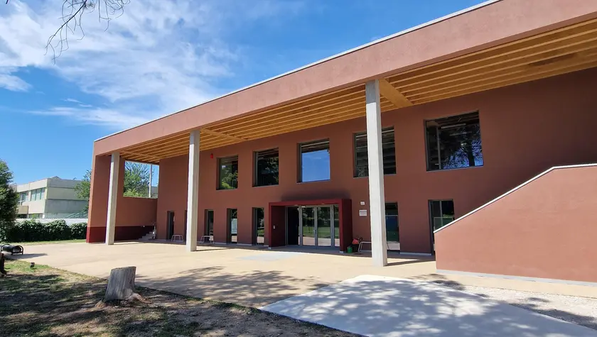 L’esterno della scuola primaria di Staranzano (foto Katia Bonaventura)
