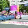 Il vincitore del Giro d'Italia, Jonas Vingegaard, sul traguardo di Piancavallo griffato "Io sono Friuli Venezia Giulia"