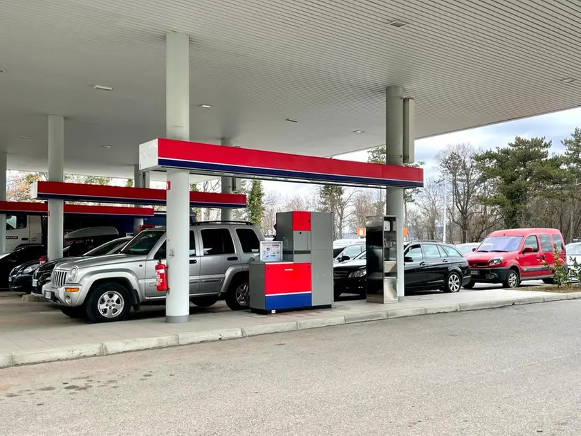 Auto in un distributore di benzina oltre confine (Foto Silvano)