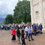 L’ingresso della bara in chiesa, accolta da tantissimi amici e parenti