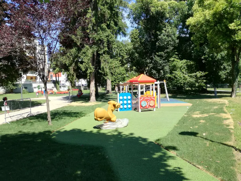 Cordenons. I giochi del parco Robinson rovinati dai vandali.