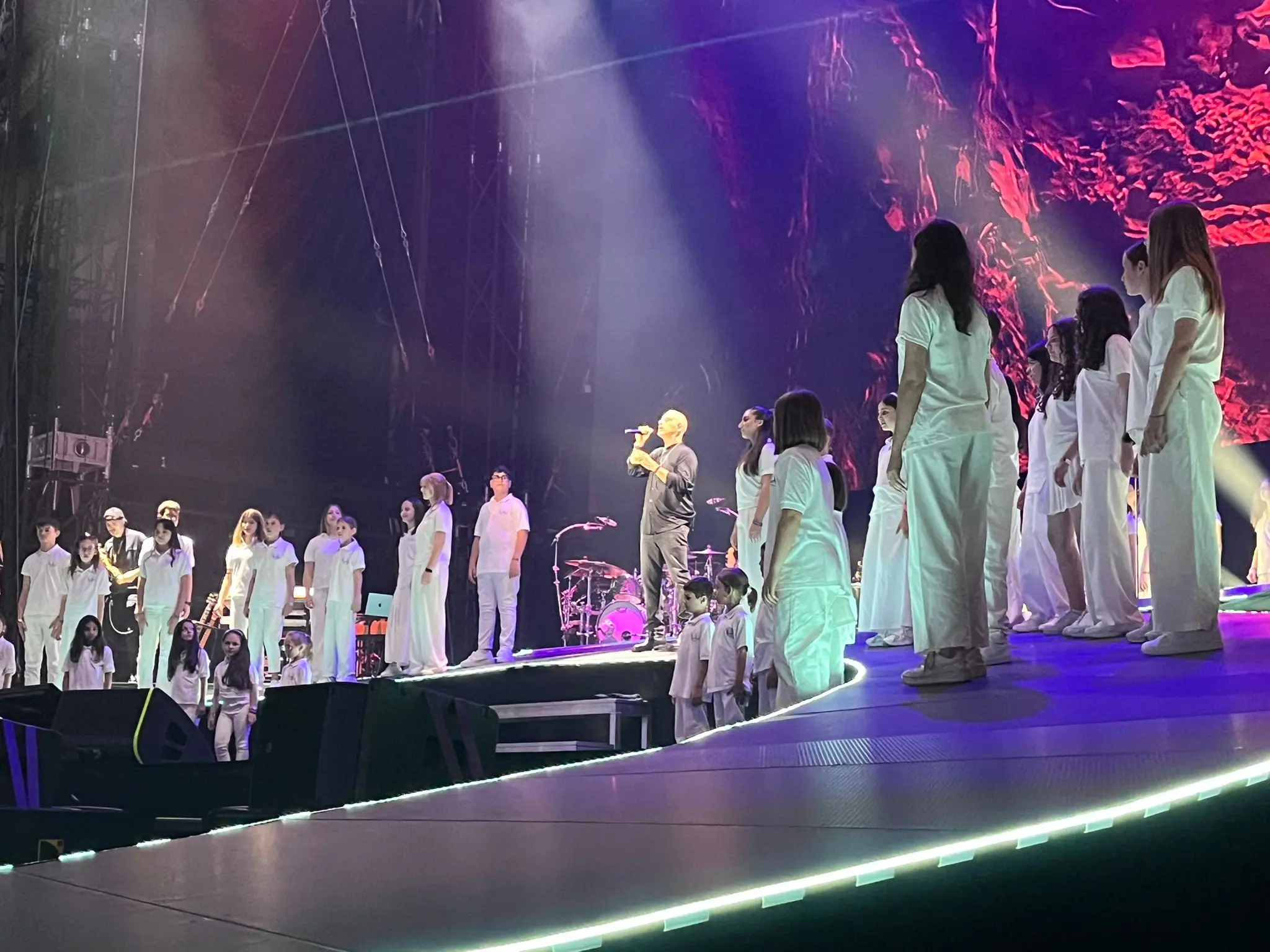 Eros Ramazzotti sul palco con i bambini del coro VocinVolo di Udine