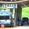 Controlli della polizia al valico di Casa Rossa, a Gorizia, al confine tra Italia e Slovenia
