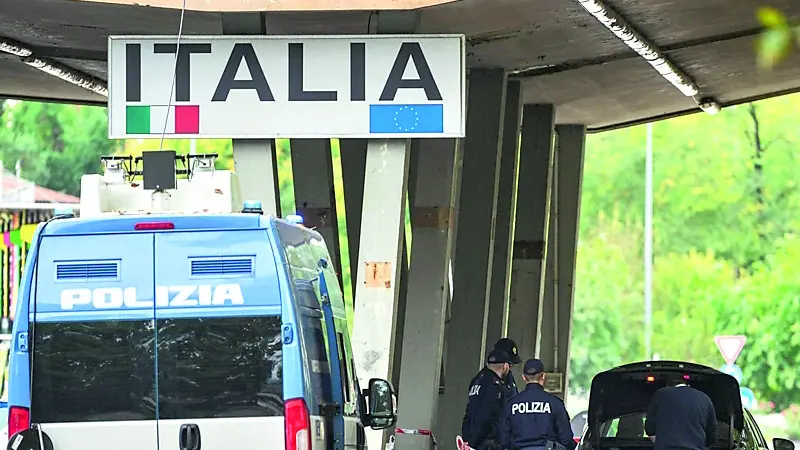 Controlli della polizia al valico di Casa Rossa, a Gorizia, al confine tra Italia e Slovenia