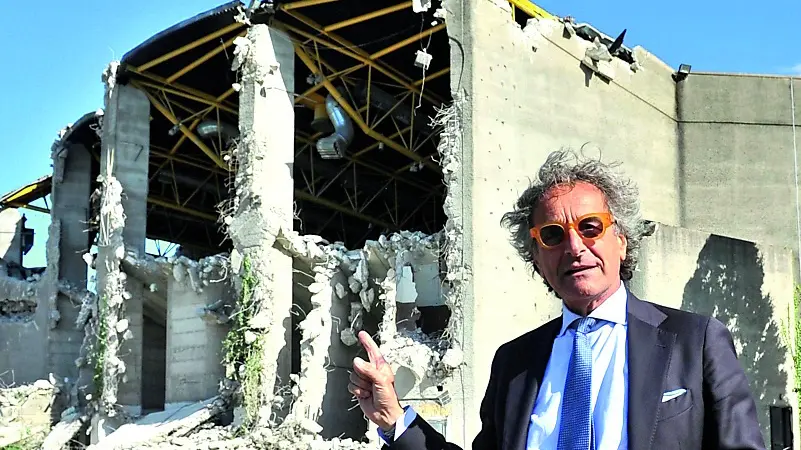 Il presidente di Udine Esposizioni, Antonio Di Piazza, davanti al PalaAste in demolizione (foto Petrussi)