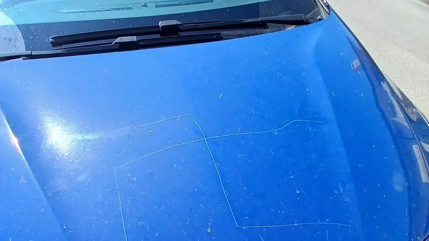 La svastica incisa sul cofano dell’auto del turista tedesco
