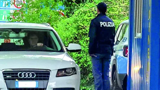 I controlli della polizia al valico goriziano di Casa Rossa