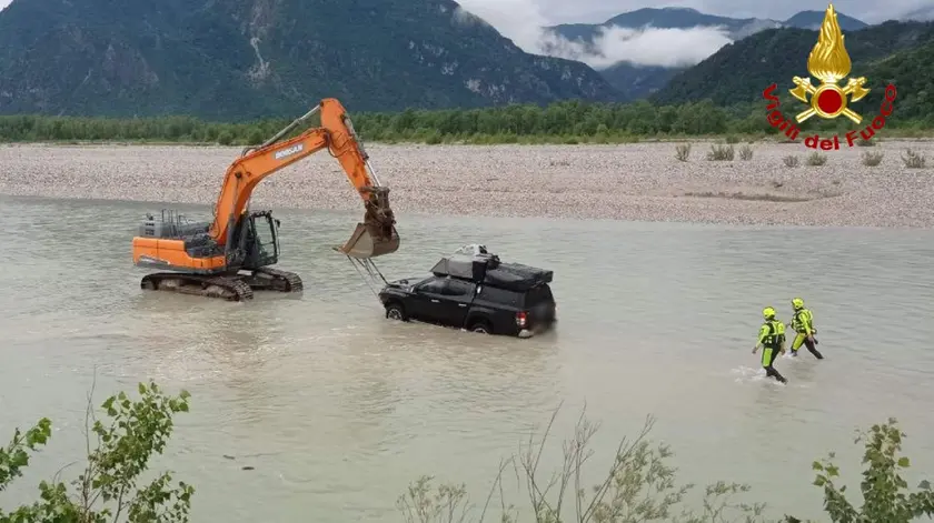 Attraversano il Tagliamento con il pick-up e restano bloccati nel fiume: salvati due turisti e i loro cani