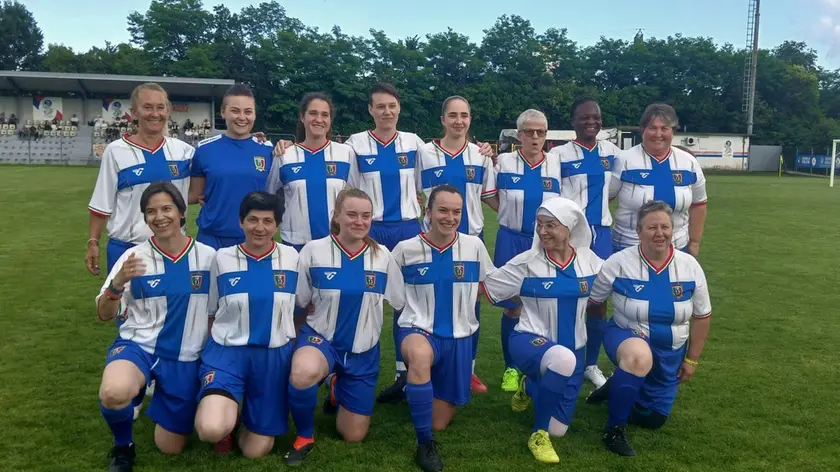 La squadra della Nazionale italiana di calcio delle suore schierata in campo a Caneva