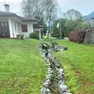 La roggia senz’acqua attraversa proprietà private a Campagna di Maniago
