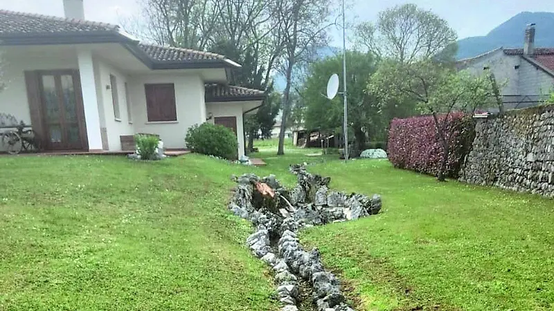 La roggia senz’acqua attraversa proprietà private a Campagna di Maniago