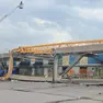 La gru caduta a causa del vento nell'area di Udine Mercati