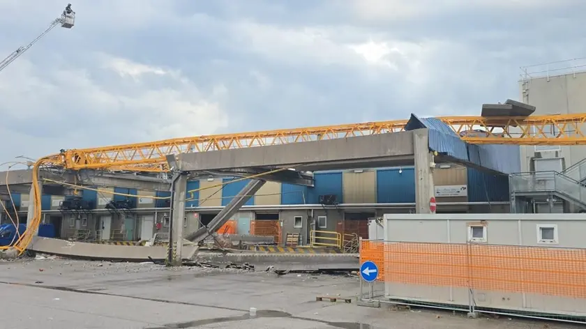 La gru caduta a causa del vento nell'area di Udine Mercati