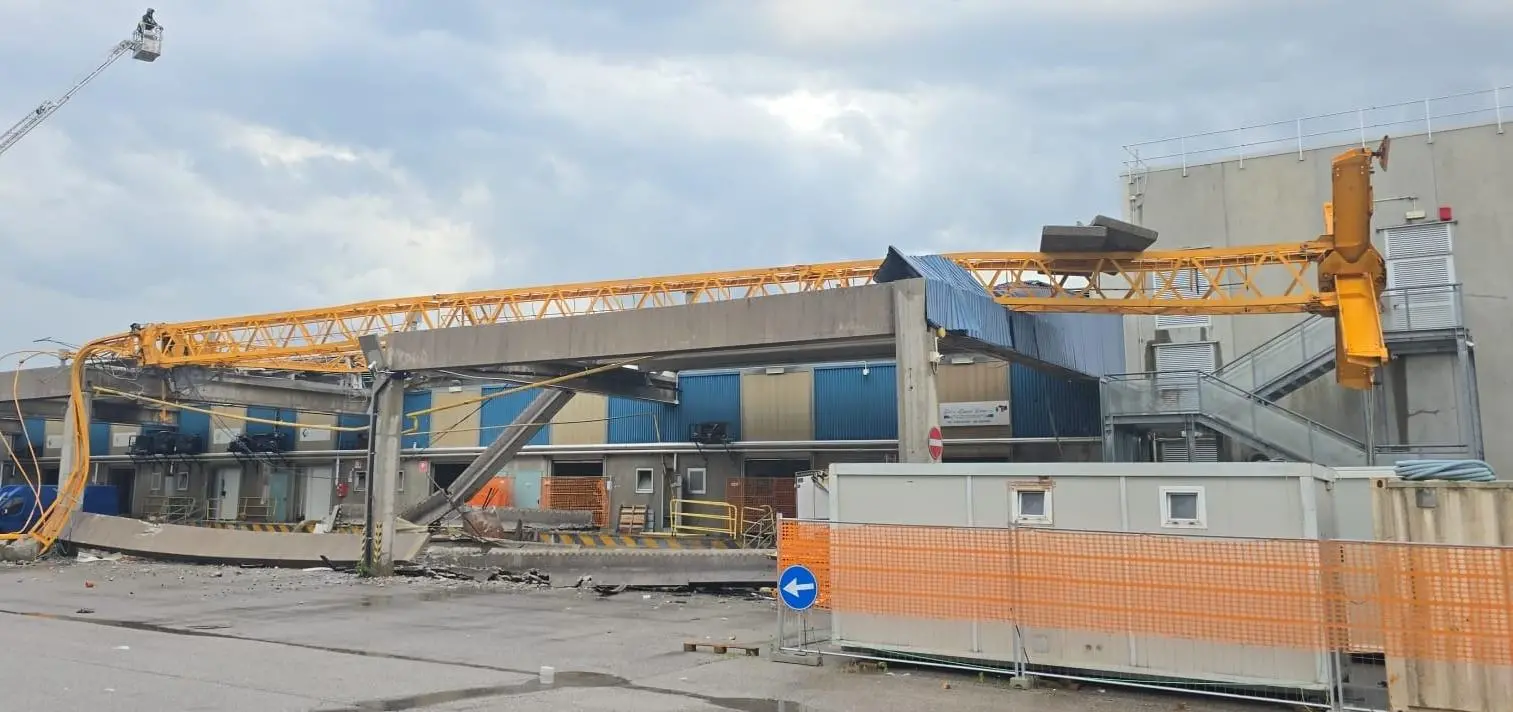 Piogge intense e forti raffiche di vento hanno spazzato diverse aree del Friuli nel pomeriggio di mercoledì 10 giugno. Particolarmente colpita la zona di Udine, attraversata da una bufera che in pochi minuti ha riversato a terra quantità d’acqua tali da causare in pochi minuti l’allagamento di numerose strade della viabilità secondaria e scantinati. Nel capoluogo friulano, dove sono state decine gli alberi abbattuti dalla furia del meteo, è crollata anche una gru all’interno dell’area di Udine Mercati.