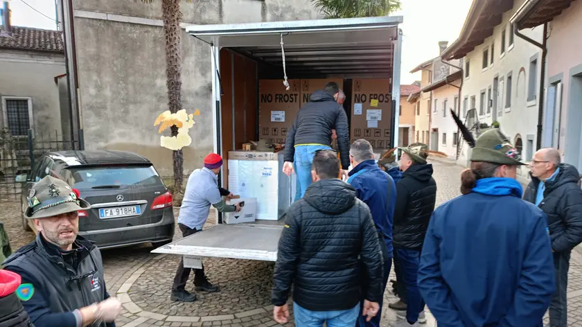 I soccorsi alla popolazione di Versa subito dopo l’alluvione (Tibaldi)