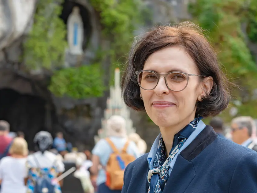 Giada Monami, Presidente del Bureau des constatations médicales davanti alla grotta delle apparizioni
