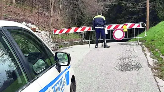 La strada per Cazzaso Nuova, a Tolmezzo, è stata nuovamente chiusa