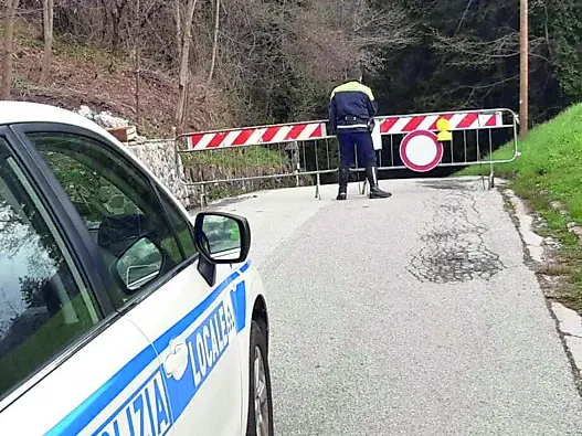 La strada per Cazzaso Nuova, a Tolmezzo, è stata nuovamente chiusa