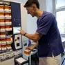 Un operatore utilizza la macchina (foto F. Ambrosio / Petrussi)