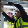 Un’immagine generica con due montatori di infissi al lavoro