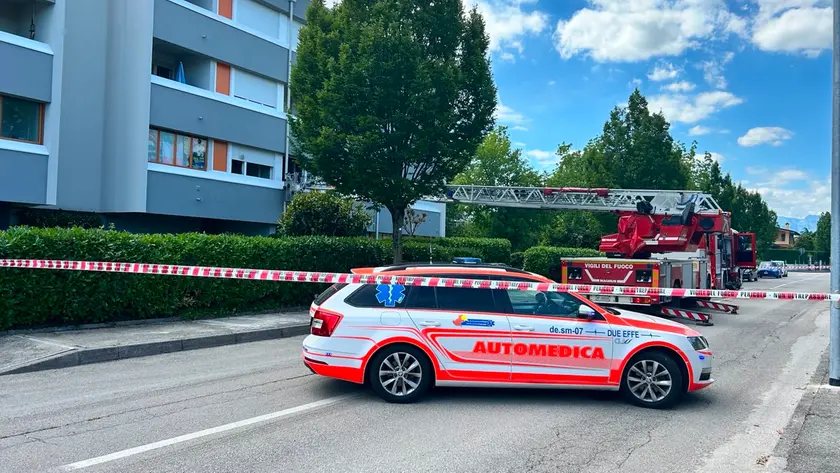 Principio d’incendio in casa, 14enne chiama il 112 e si rifugia sulla terrazza: salvato dai pompieri
