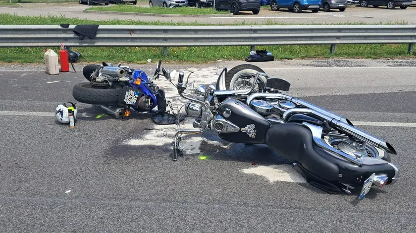 Le due motociclette coinvolte nell'incidente (Foto Petrussi)