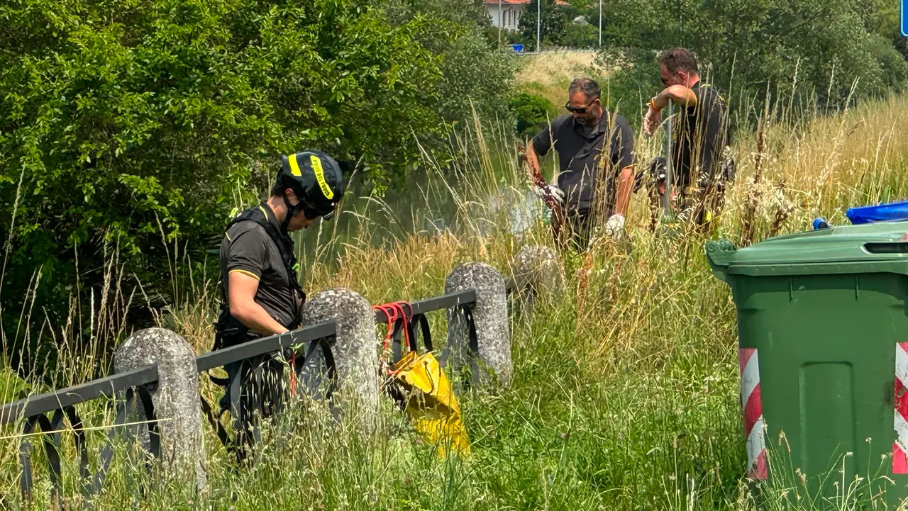 I vigili del fuoco sull'argine del Malgher dove si sta cercando il corpo di Chiara Guerra (foto Fioretto)