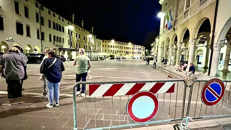 Le transenne mobili ormai sostituiscono i "pilomat" guasti in piazza del Popolo