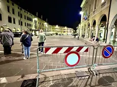 Le transenne mobili ormai sostituiscono i "pilomat" guasti in piazza del Popolo