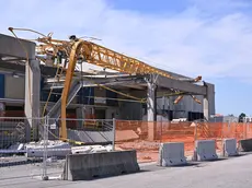 La gru a torre Potain MC 85 con braccio da 50 metri è ancora distesa sui capannoni di Udine Mercati. Resta da chiarire la causa del crollo ©Foto Petrussi