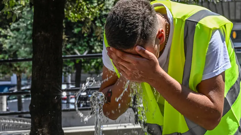 https://images.messaggeroveneto.it/view/acePublic/alias/contentid/1rt9qr2kjz6pb2vt8dr/0/copia-di-copy-of-caldo-a-napoli-i-lavoratori-cercano-refrigerio-in-piazza-del-municipio.webp?f=16%3A9&amp;w=840