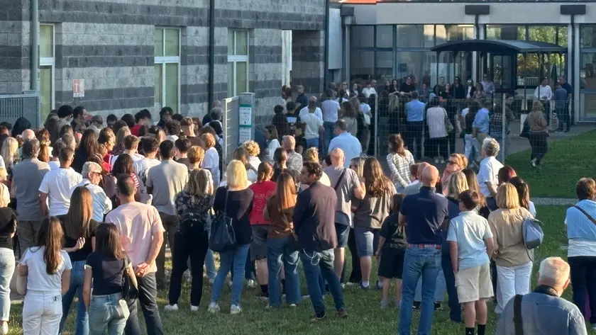 Folla riunita per ricordare Chiara Guerra